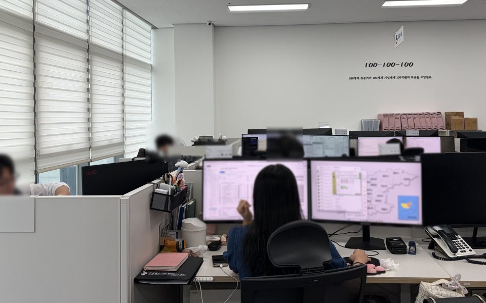 직원이 모니터 앞에서 자동화 작업을 하는 모습